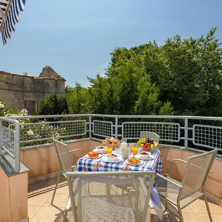 Peaceful Retreat With Terrace Lejlighed